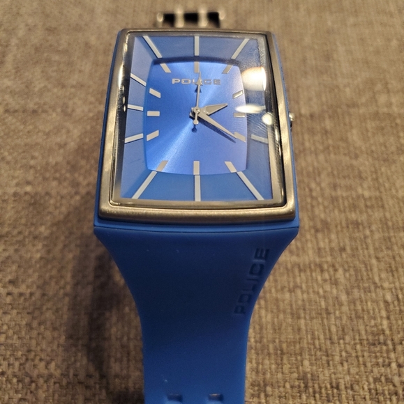 Police Silicone band Watch - Picture 2 of 5